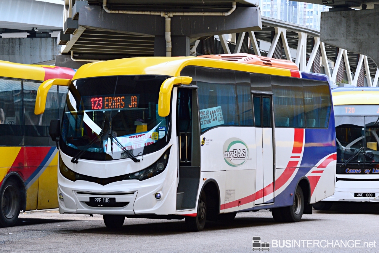 The Hino XZU720R with Pioneer Coachbuilders bodywork (PPF1115) is seen on Transit Link JB Bus Route 123.
